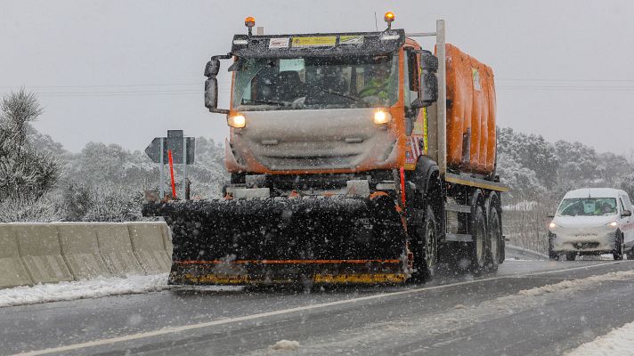 Telediario 2 - La UME se moviliza para rescatar a 600 personas atrapadas por la nieve en Soria