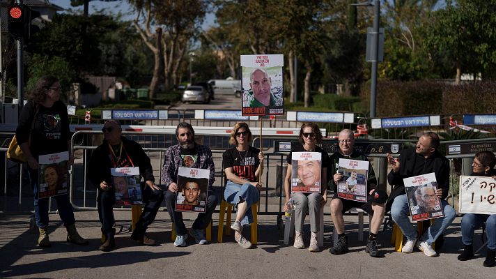 Familiares de los rehenes de Hamás acampan frente al domicilio de Netanyahu