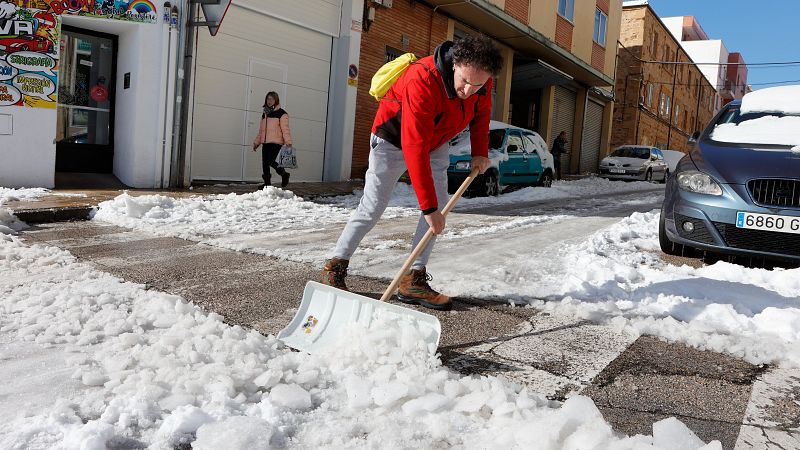 ltimos coletazos de la borrasca Juan tras una noche glida y coches atrapados en la nieve