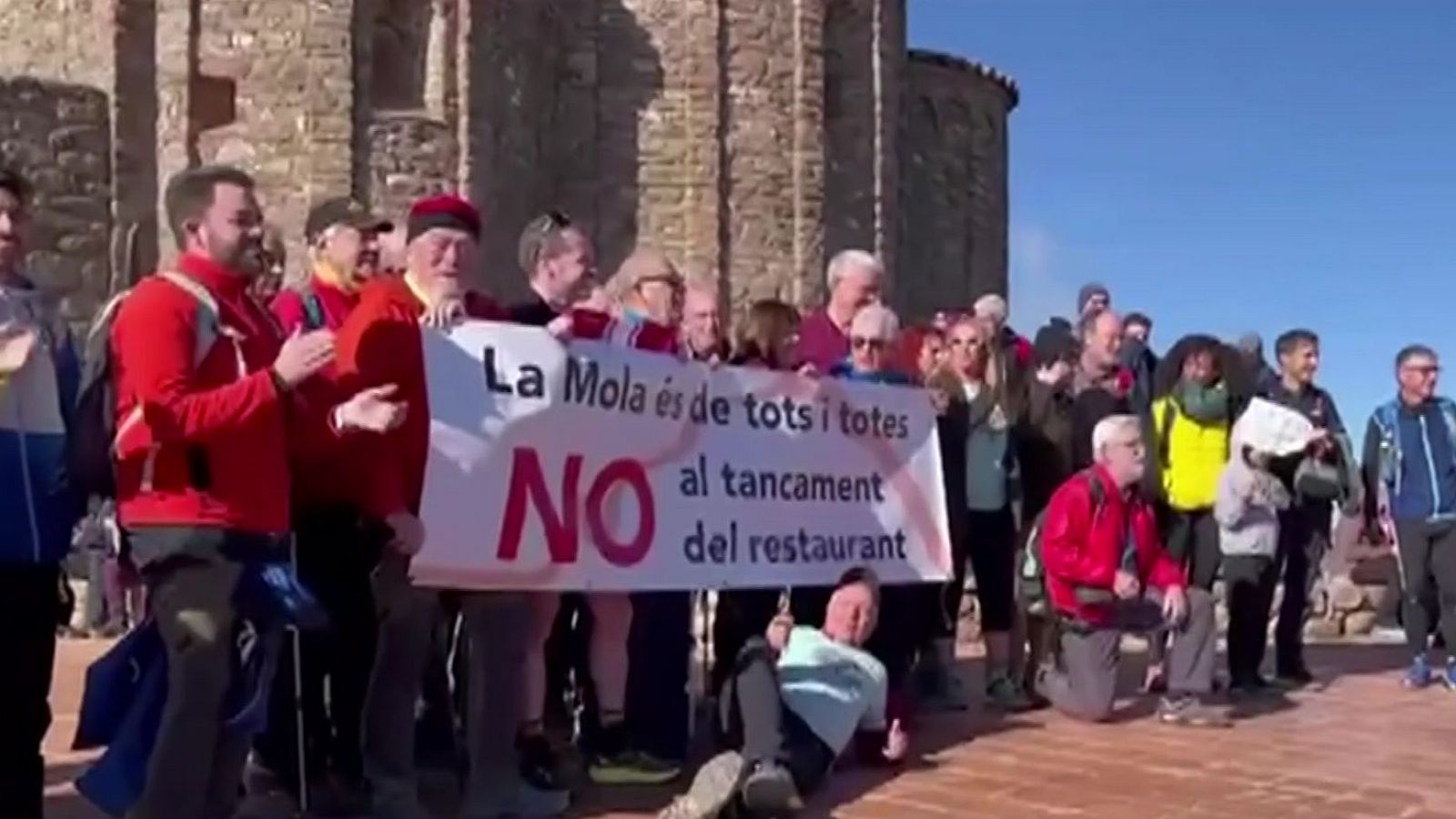 El restaurant La Mola tanca, desprès de 60 anys, entre protestes