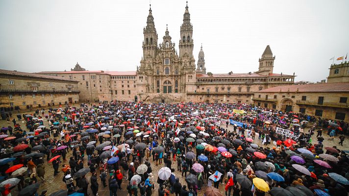 Miles de personas se manifiestan en Santiago de Compostela en defensa del mar