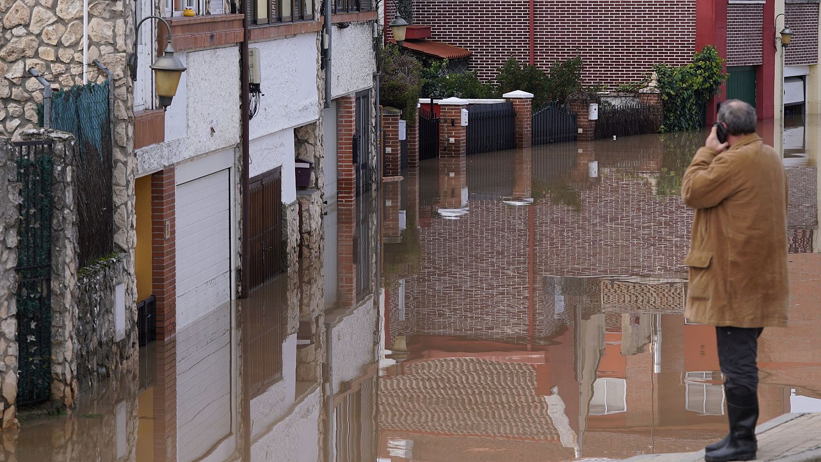 Las calles de Viana de Cega, anegadas tras el desbordamiento del río