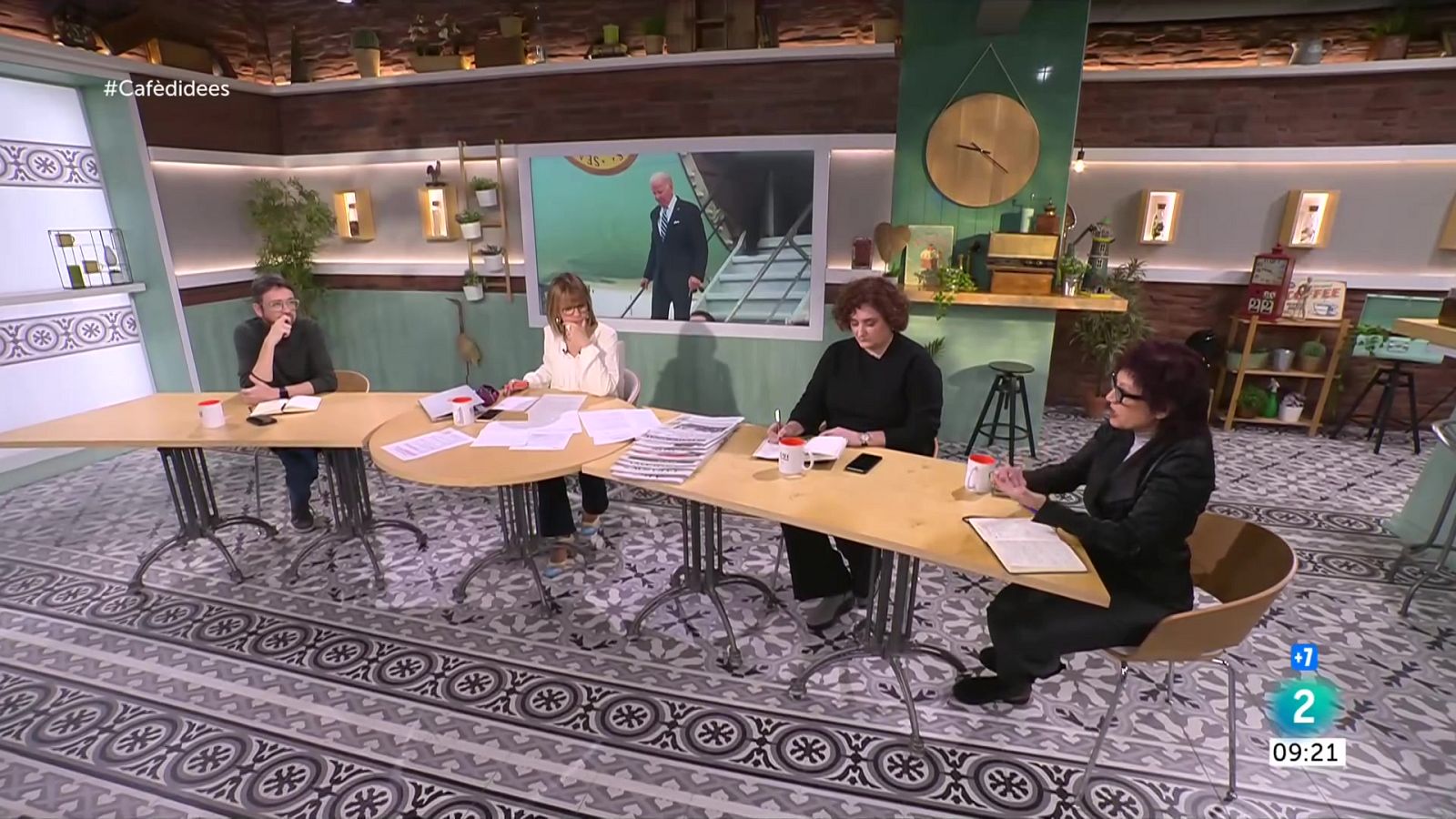 Gemma Nierga entrevista Dani Sirera. En Marc Giró ens parla de l'entrevista amb Yolanda Díaz. I analitzem la gestió de la sequera amb Aigua és Vida.