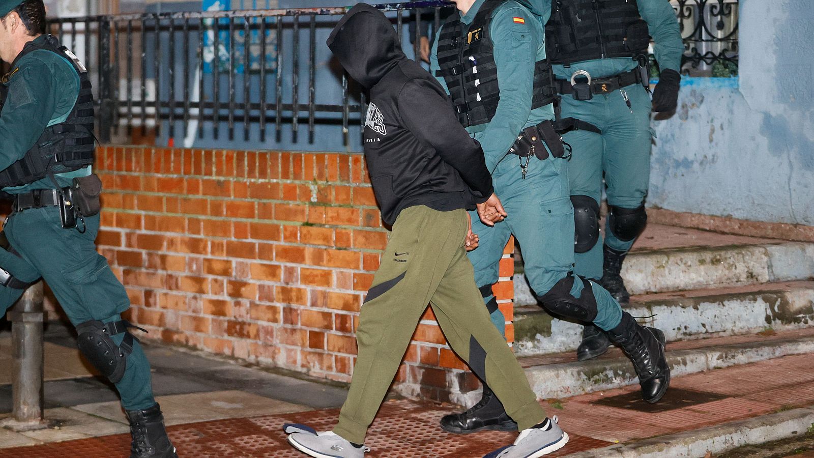 La Guardia Civil registra la casa en Arganda donde vive el detenido por el triple crimen de Morata de Tajuña | Ver