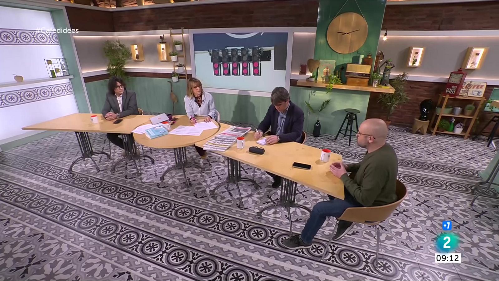 Gemma Nierga entrevista Josep Rius. El doctor Antoni Beltran ens presenta el llibre 'Ensenya'm la llengua'. I parlem del futur de l'F1 a casa nostra.