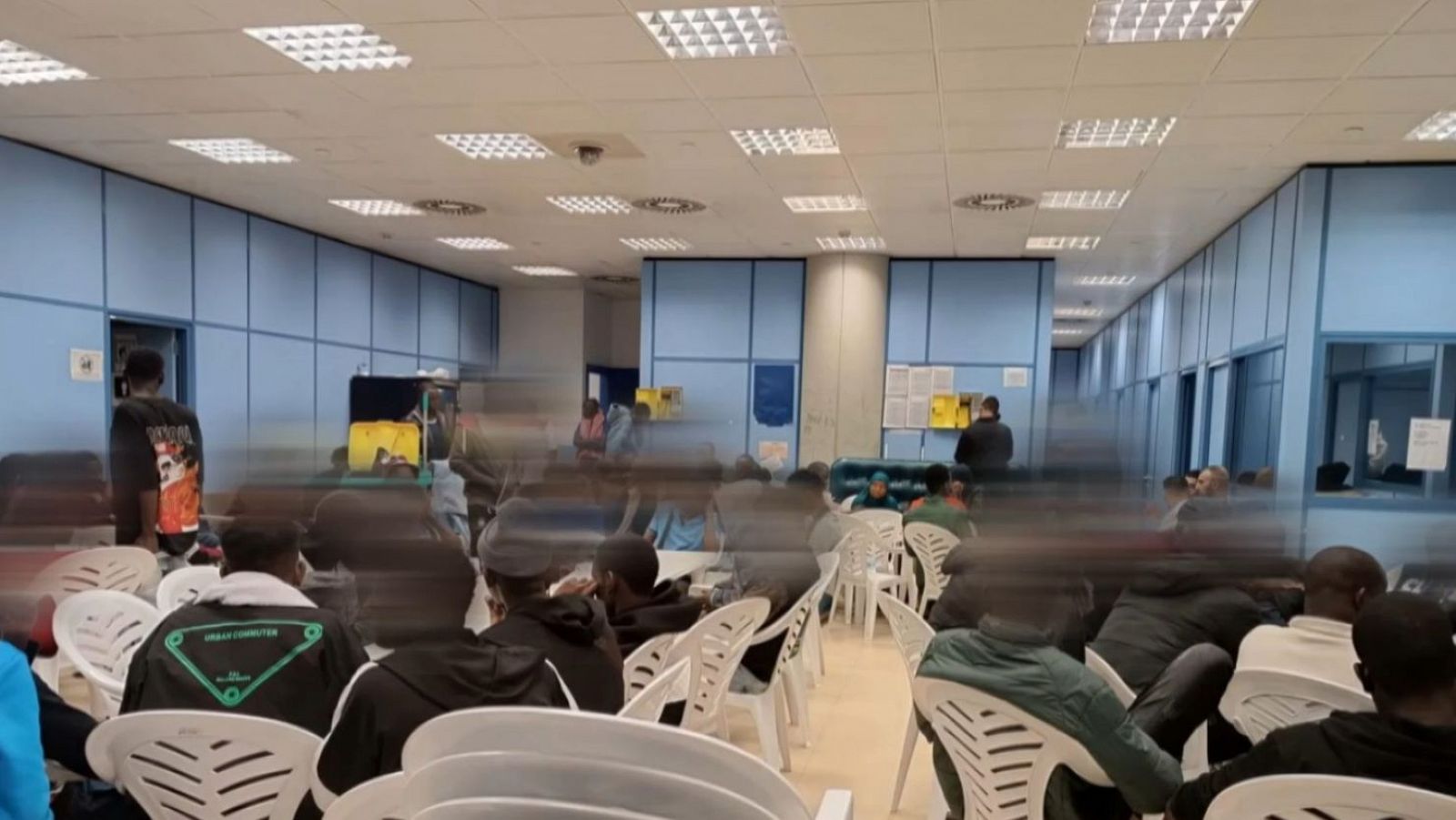 Cruz Roja se retira del aeropuerto de Barajas ante la saturación en las salas de asilo