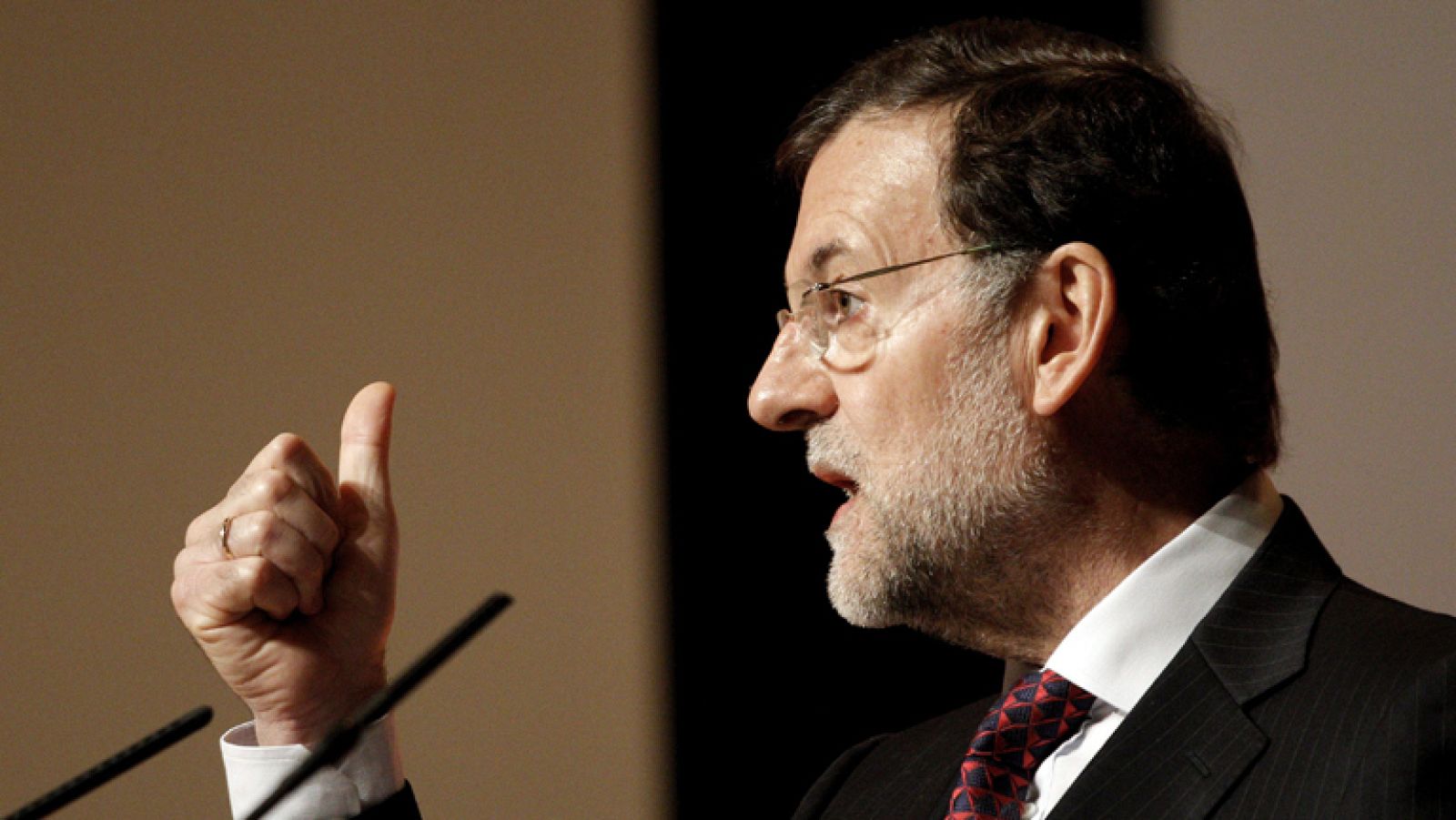 Rajoy dice que fue leal ante el informe sobre Mas y no tolera acusaciones de CiU