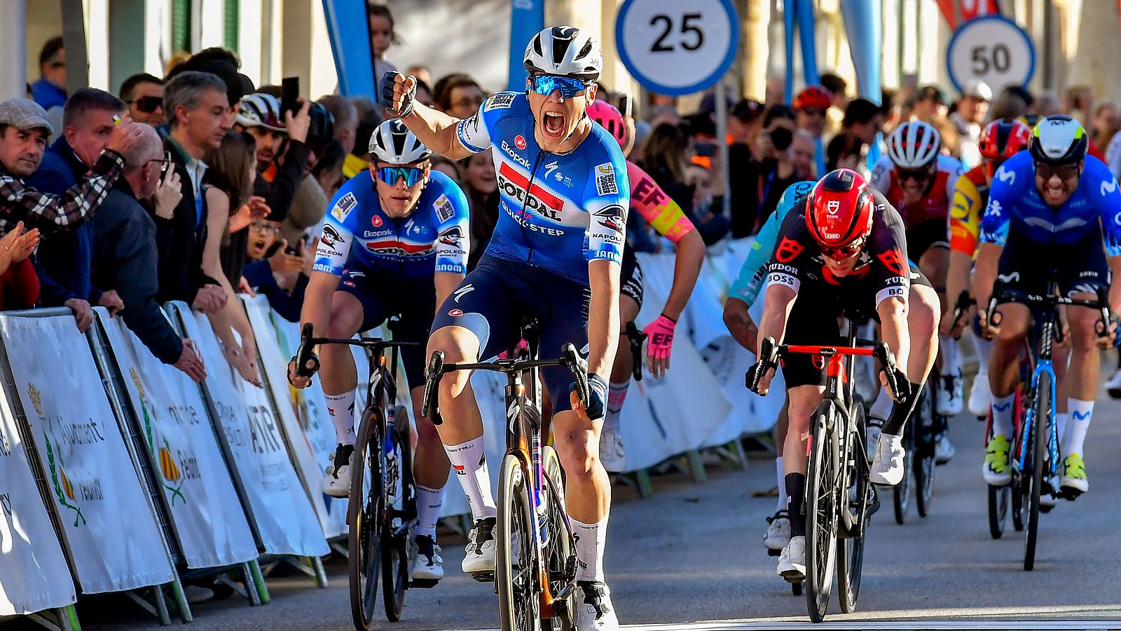 El neoprofesional Paul Magnier gana al sprint en la Challenge de Mallorca