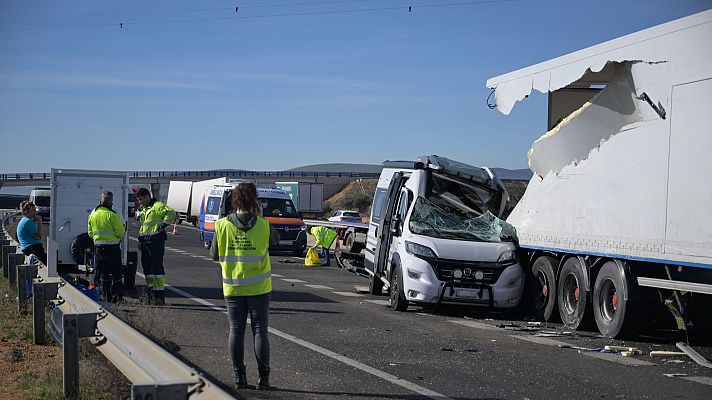 Telediario 1 - Tres accidentes múltiples en la autovía A4: tres muertos y 16 heridos