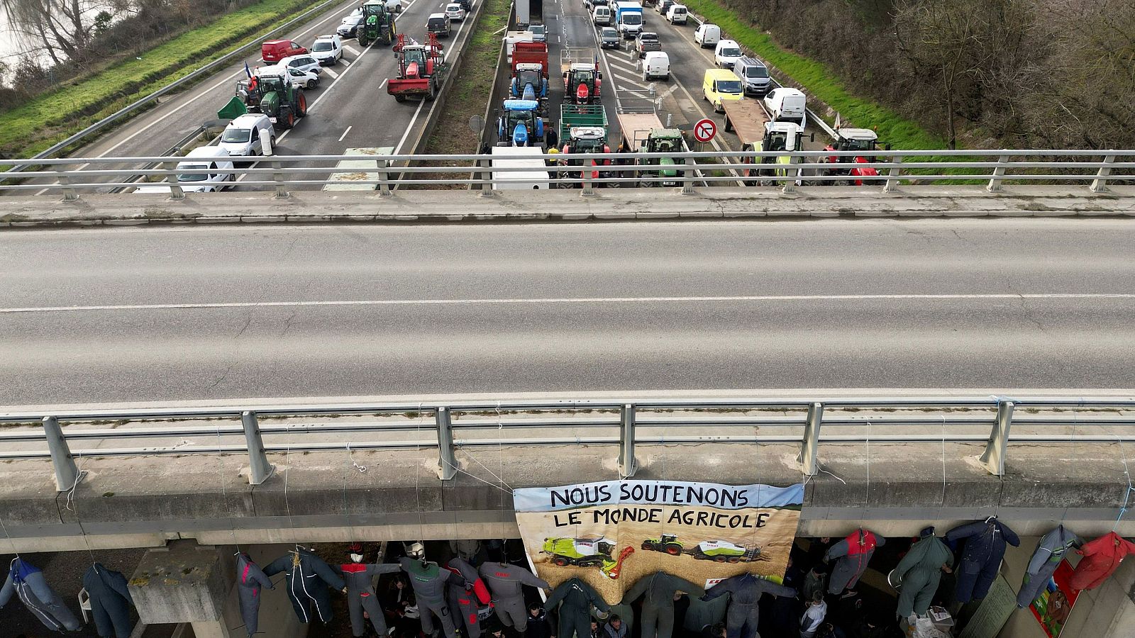 Las protestas de agricultores en Francia bloquean a cientos de camioneros españoles