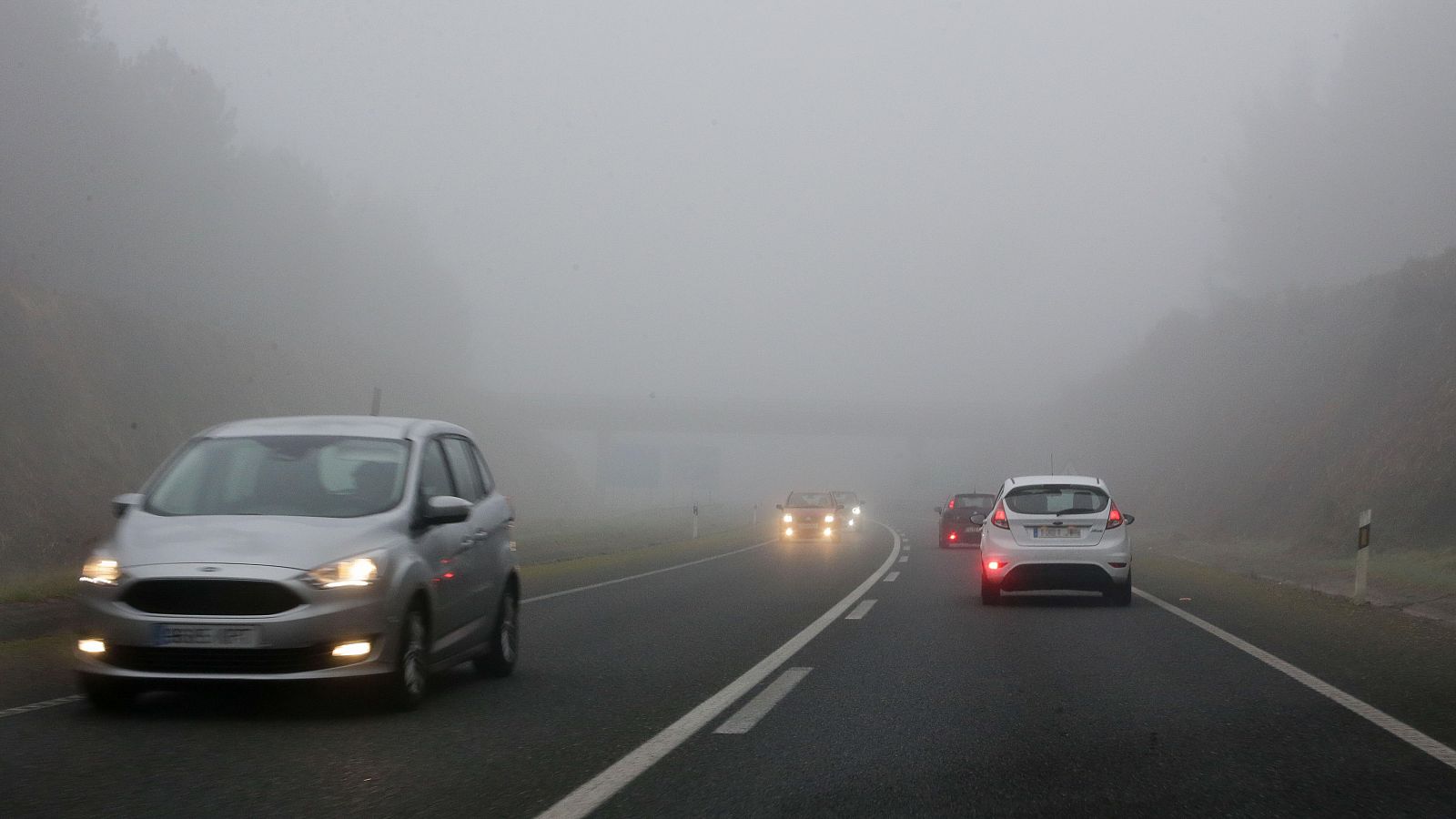 Conducir con niebla: reducir la velocidad y aumentar la distancia