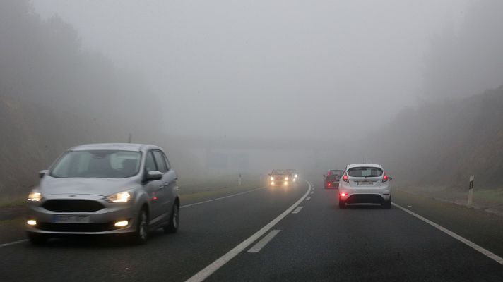 Precauciones a la hora de conducir con niebla: reducir la velocidad y aumentar la distancia de seguridad