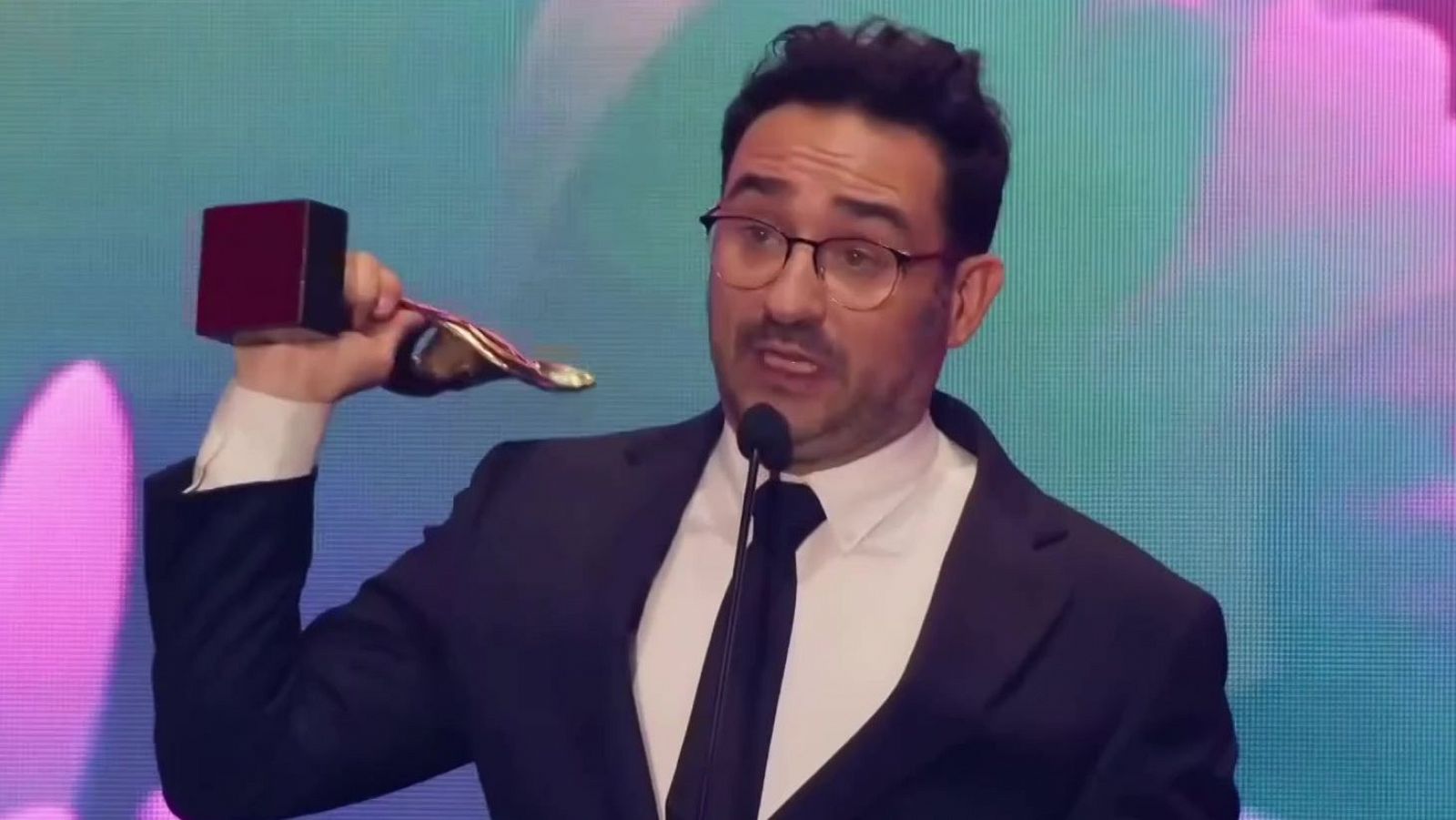 'Robot Dreams' i '20.000 especies de abejas' triomfen als premis Feroz - L'Informatiu | Ver