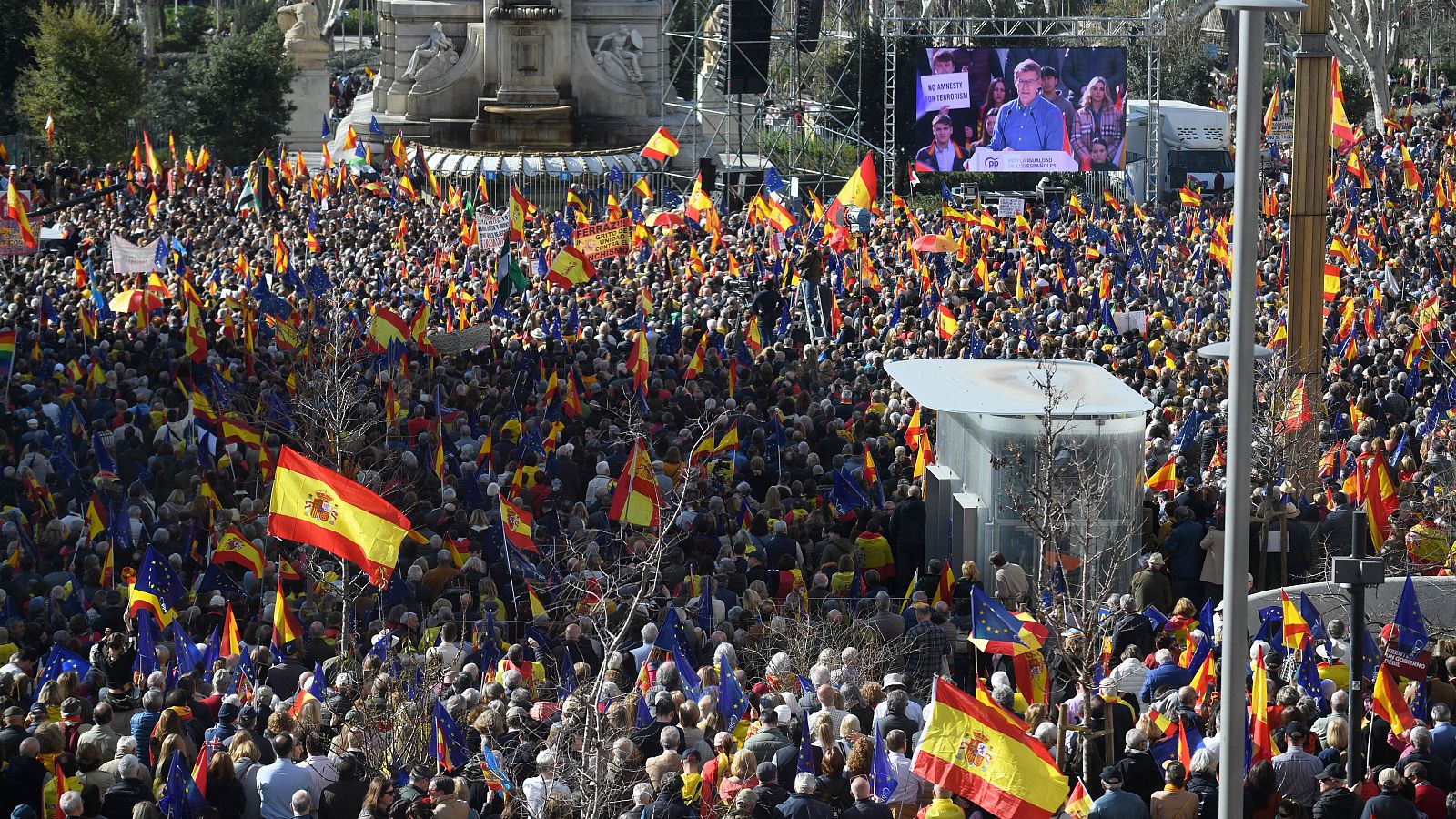 Feijóo promete "rescatar democráticamente" a España