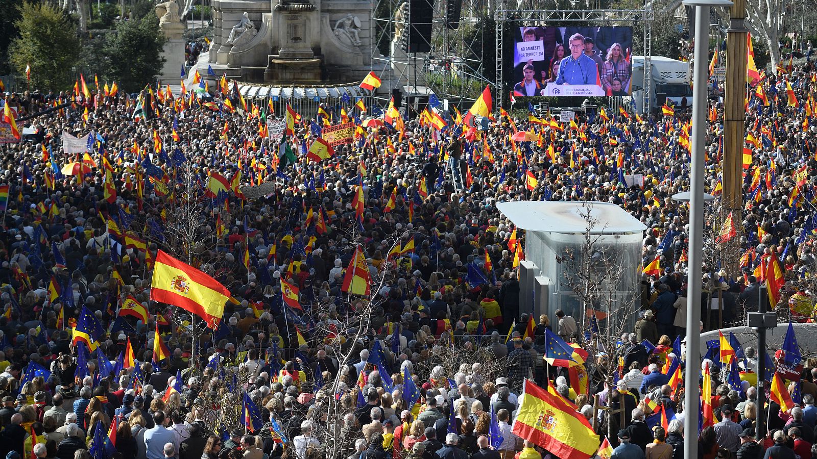 Feijóo promete "rescatar democráticamente" a España en una protesta contra la amnistía