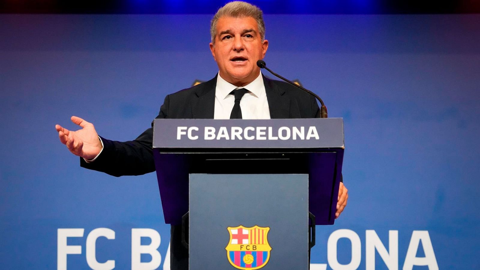 Laporta acepta la continuidad de Xavi "porque es una leyenda" | Ver
