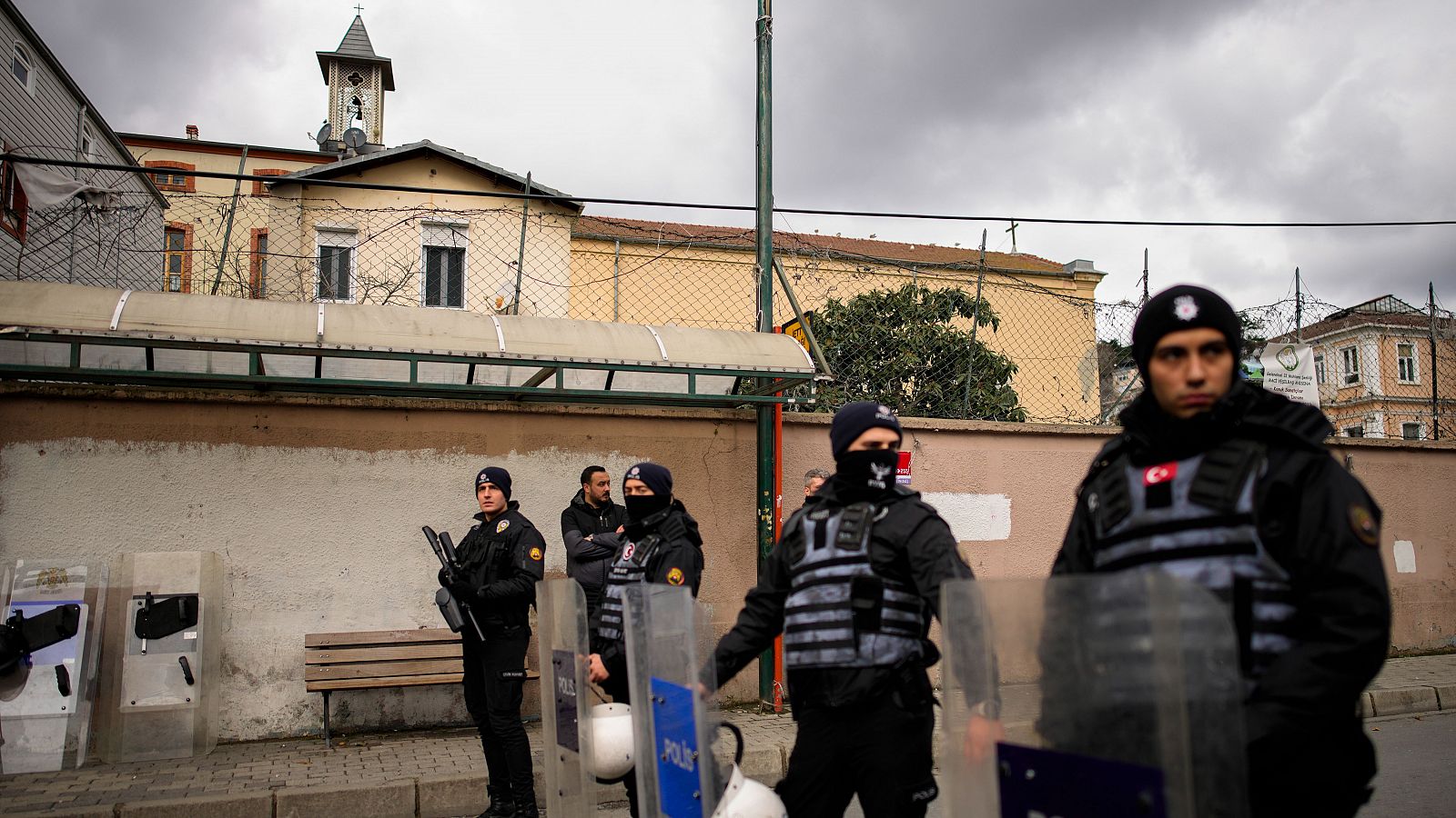 Un muerto en un tiroteo durante la misa en una iglesia católica de Estambul