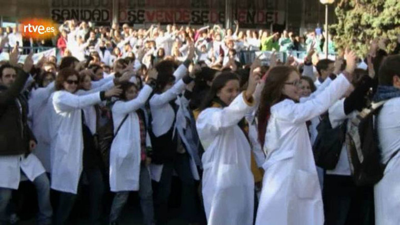 Los empleados de un hospital público de Madrid han protagonizado este 'Flashmob' para protestar contra la privatización de la gestión de seis hospitales de la región.