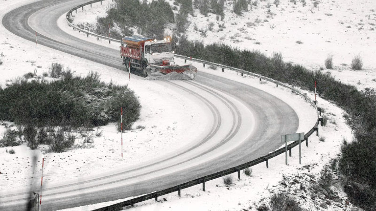 El mal tiempo obliga a cortar el tráfico en una decena de carreteras