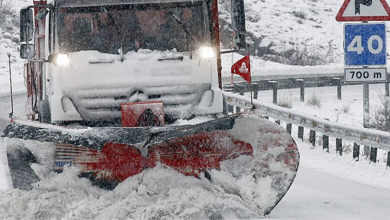 Una masa de aire polar mantiene una treintena de provincias en alerta por nieve, viento y lluvia