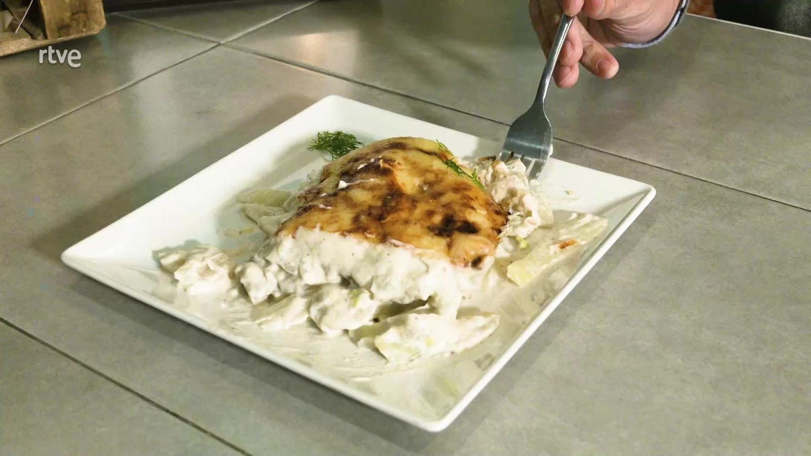 Receta de hinojo gratinado con bechamel vegana - RTVE Cocina | Ver