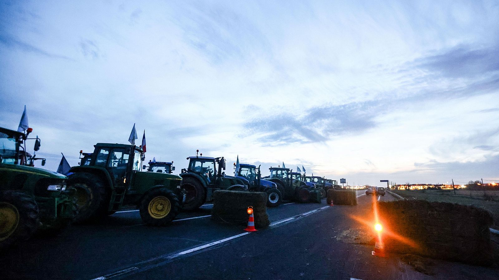 Los agricultores franceses inician el asedio a París