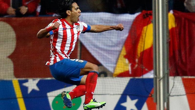 Cuatro jugadores de la Liga española, Falcao, Benzema, Messi y Cristiano Ronaldo, han sido elegidos en una terna de 15 puntas para la delantera del equipo FIFA del año.