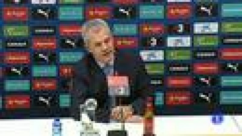 El entrenador mexicano Javier Aguirre ya está al frente del Espanyol, con el que ha sido presentado este jueves. Aguirre ha admitido que están "contrarreloj" y tendrán que hacer "lo que haga falta".