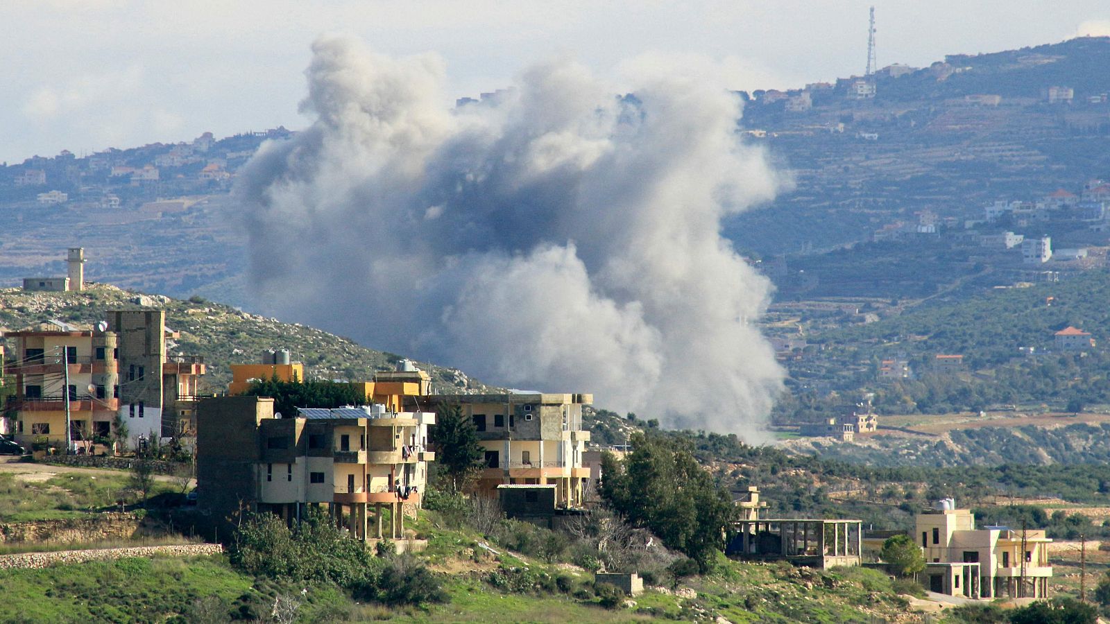 Los intercambios de fuego entre Hizbulá e Israel, diarios en Líbano
