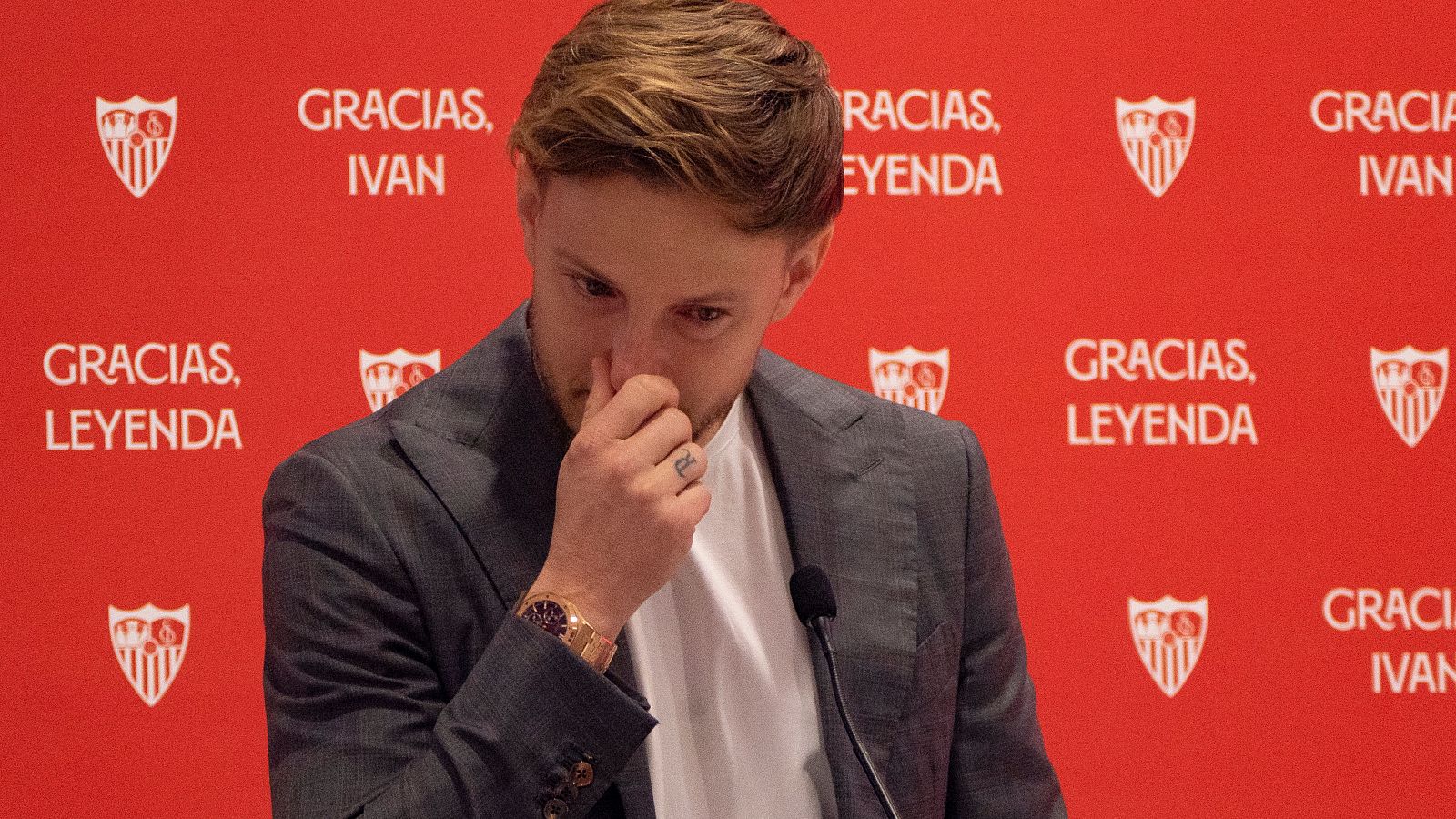 Ivan Rakitic se despide entre lágrimas del Sevilla