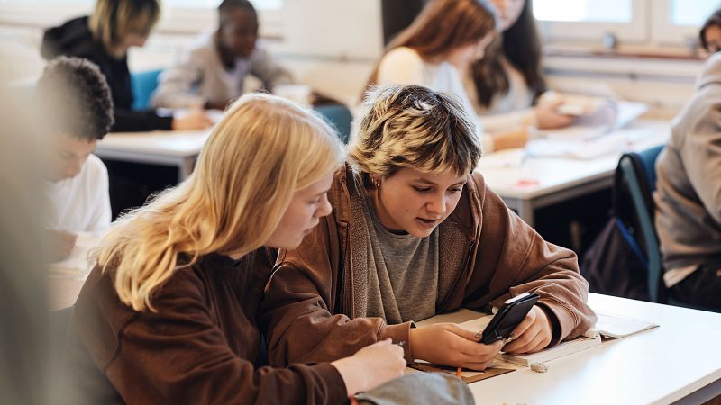 El eterno debate sobre el uso o no de los móviles en clase | Ver