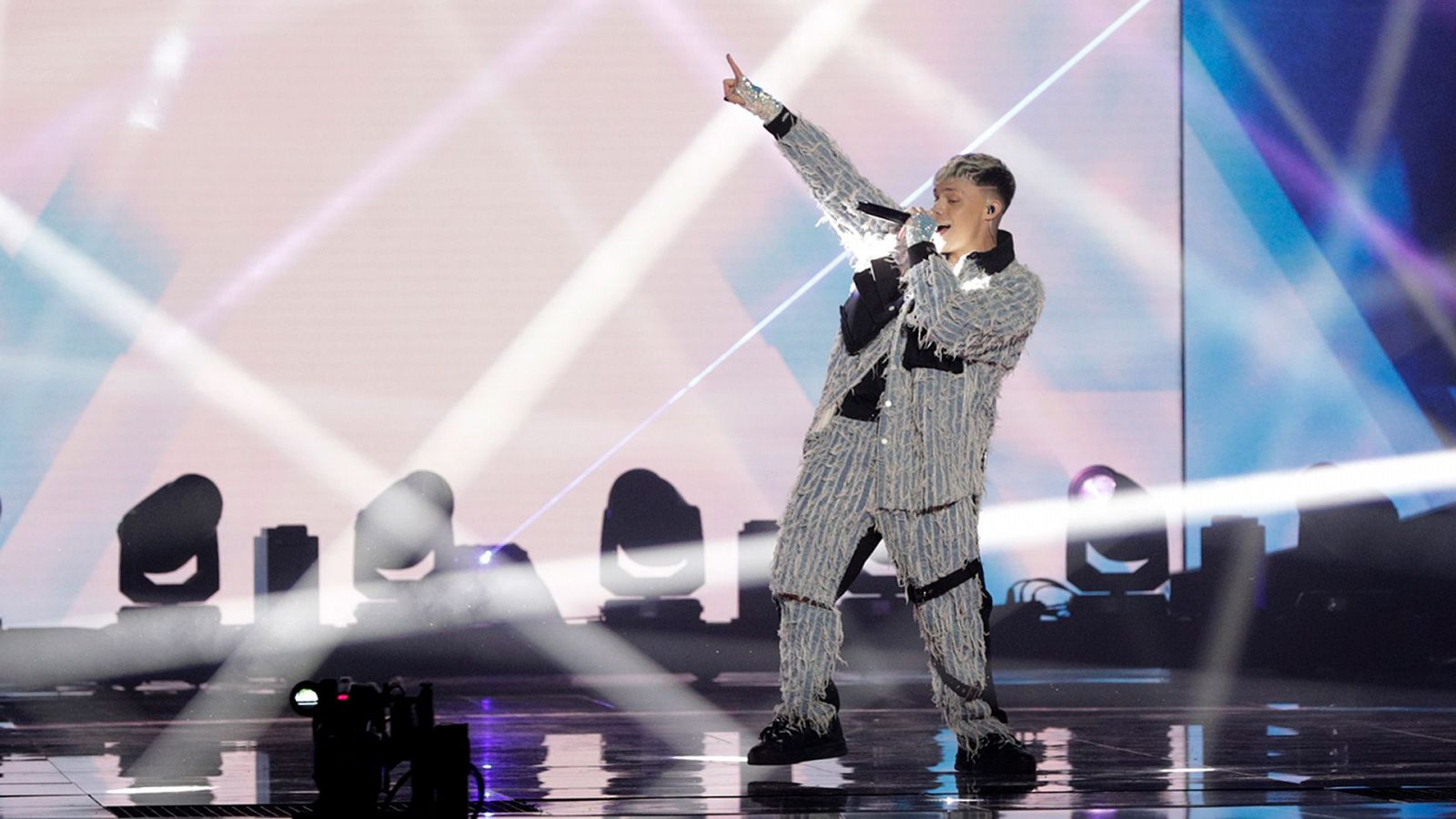 Benidorm Fest - Almácor canta “Brillos platino” en la segunda semifinal