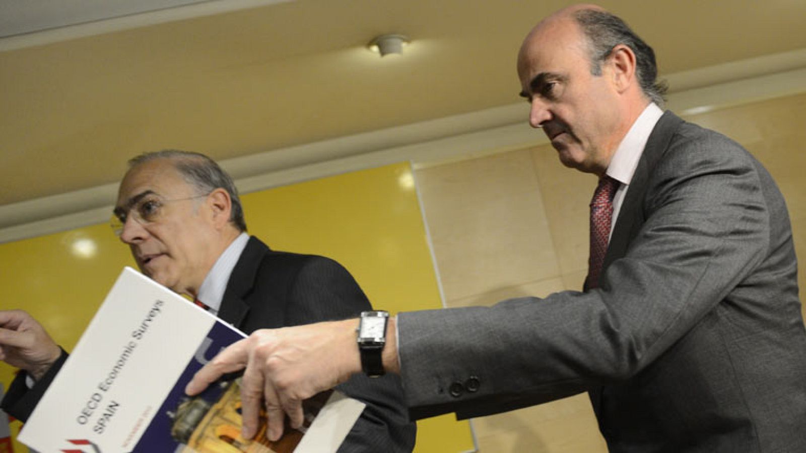 De Guindos rechaza subir el IVA y abaratar más el despido