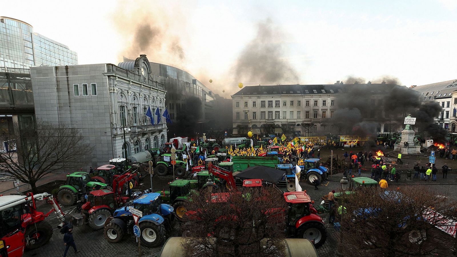 Las protestas de los agricultores llegan a Bruselas donde un millar de tractores bloquean la ciudad