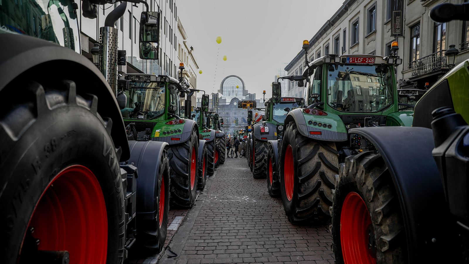 Cientos de agricultores de varios países de la UE se manifiestan en Bruselas - Informativo 24h | Ver