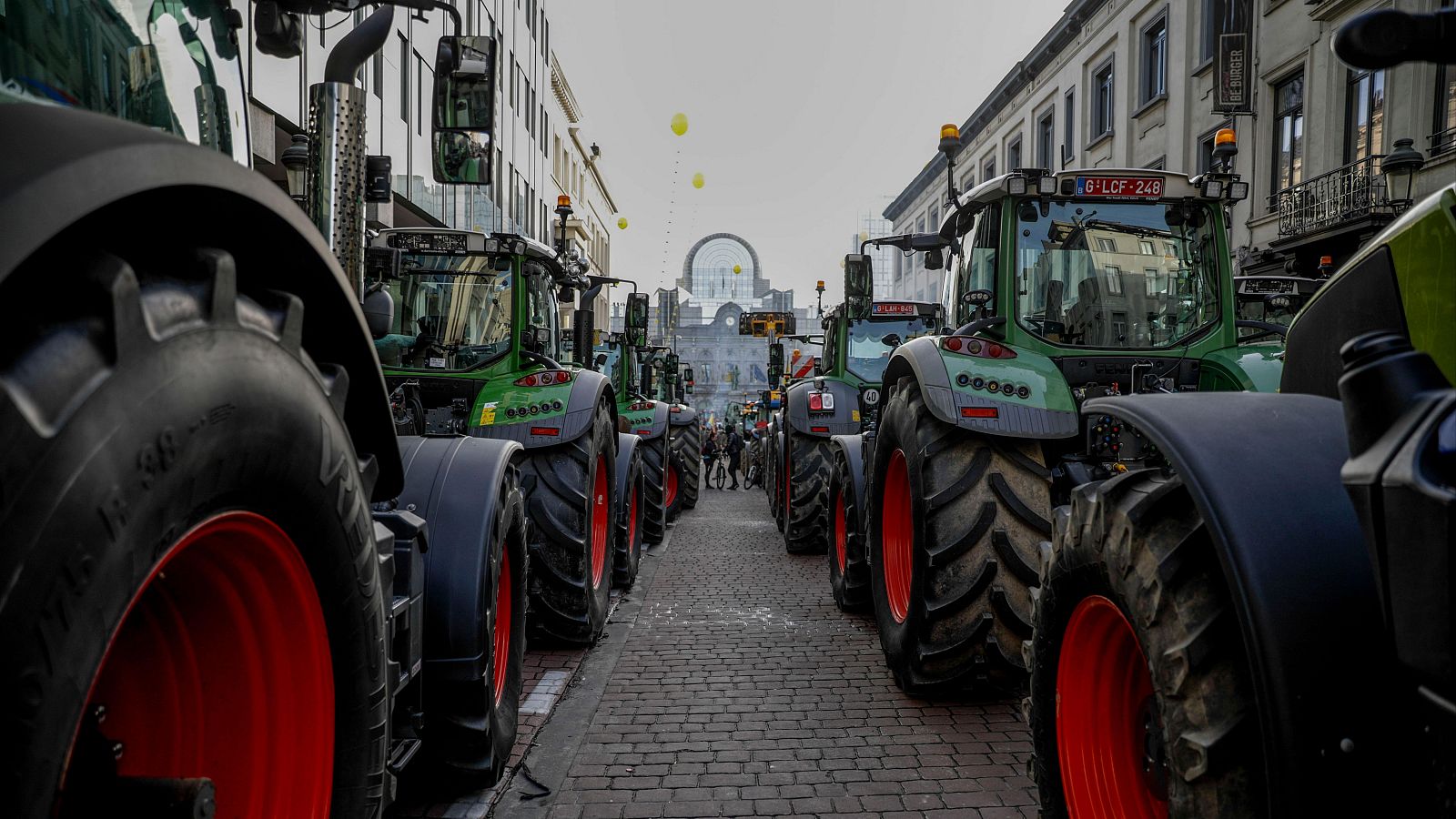 Cientos de agricultores de varios países de la UE se manifiestan en Bruselas
