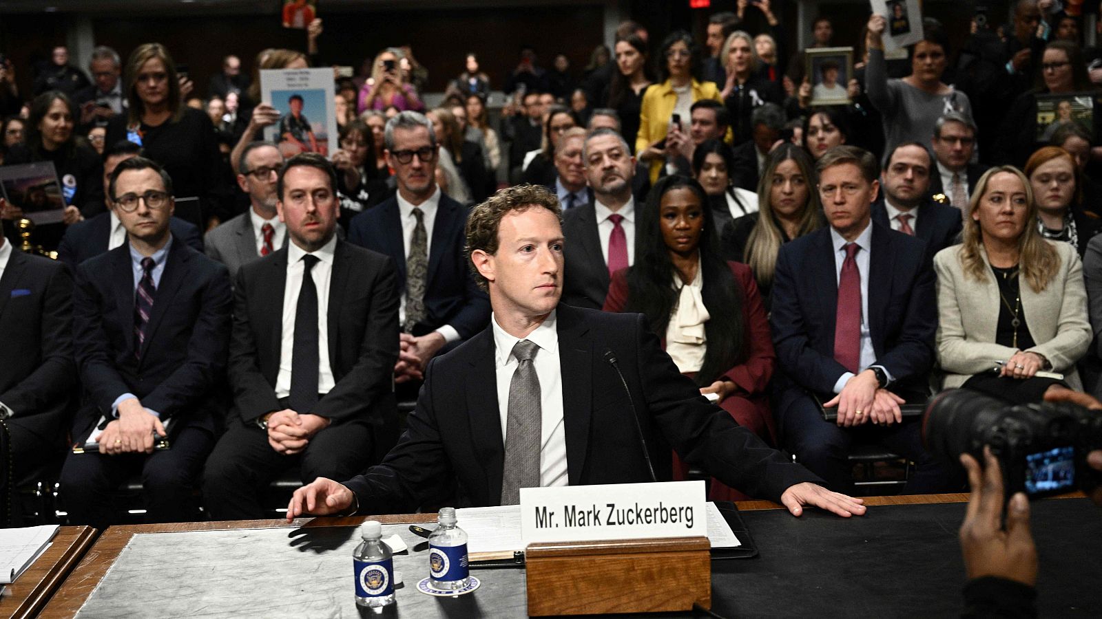 Zuckerberg se disculpa con las víctimas de las redes sociales