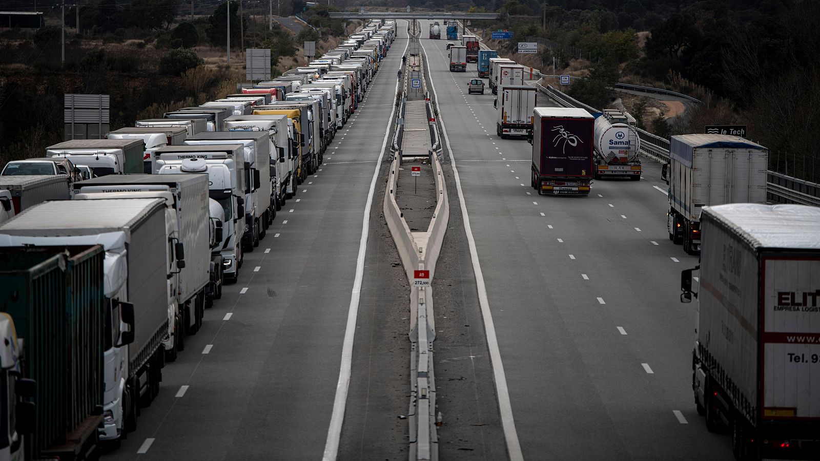 El reto de cruzar la frontera francesa ante las protestas de los agricultores