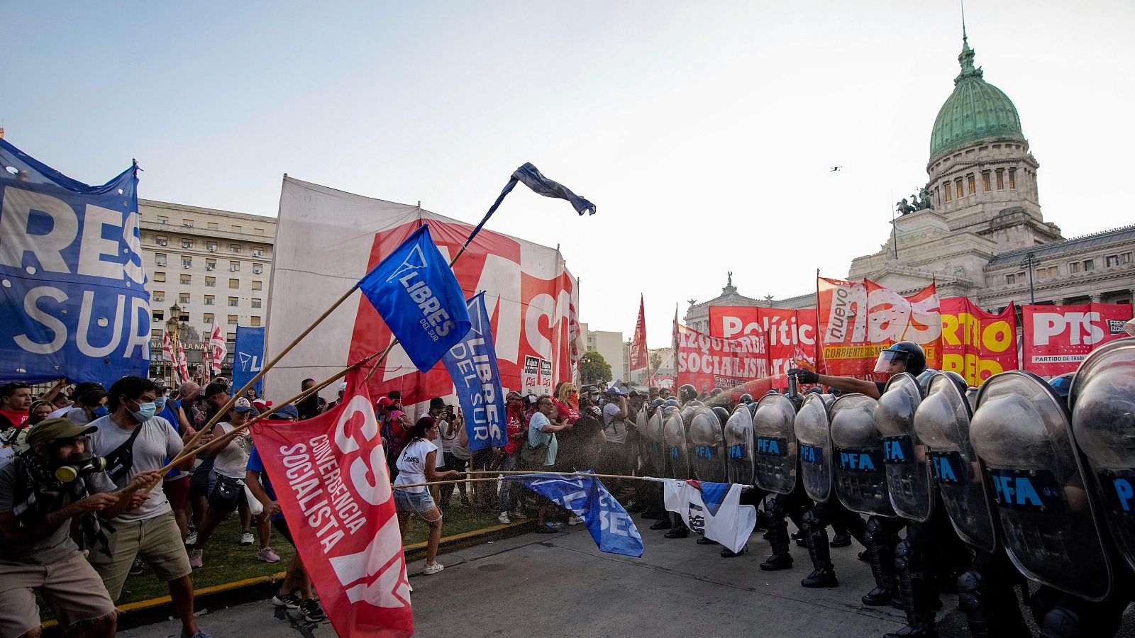 Argentina debate la Ley ómnibus en medio de fuertes protestas