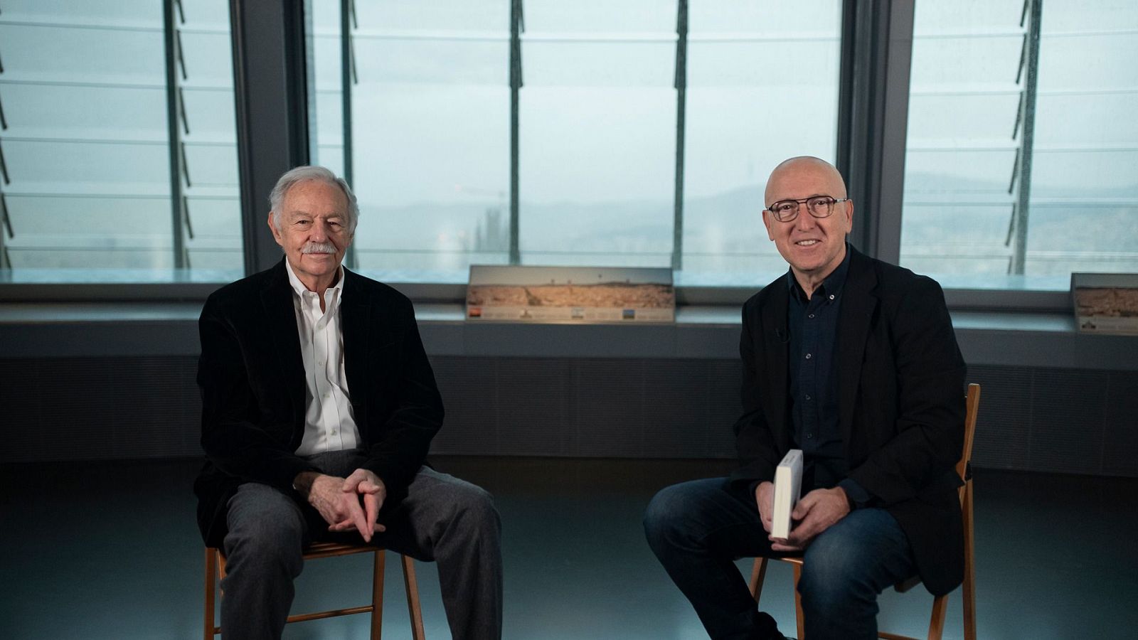 'Tres enigmas para la Organización' de Eduardo Mendoza - Página Dos - Página Dos | Ver