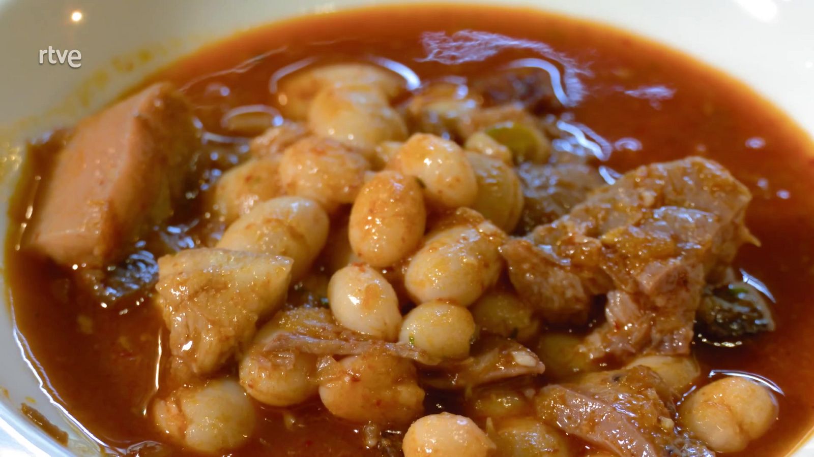 Receta de alubias blancas con oreja, morro y morcilla - RTVE Cocina | Ver