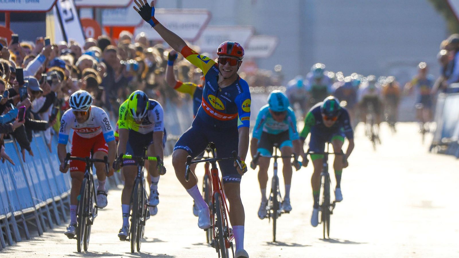 VCV | Jonathan Milan gana sobradísimo el sprint de Orihuela - Ciclismo | Ver