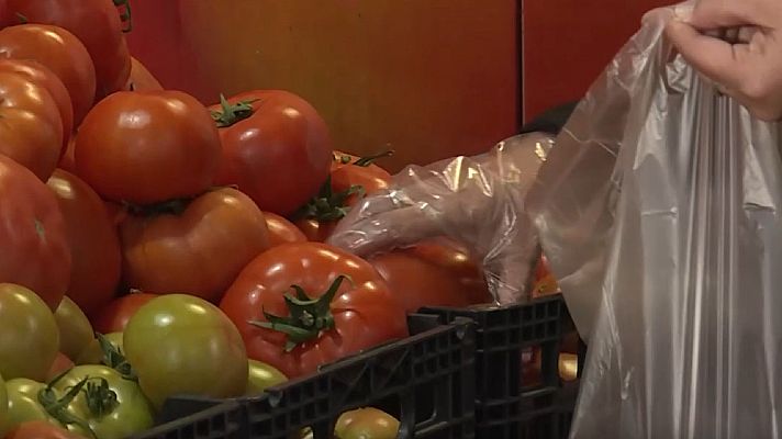 El sector agrícola español defiende la naturalidad de sus tomates ecológicos tras las críticas de Francia
