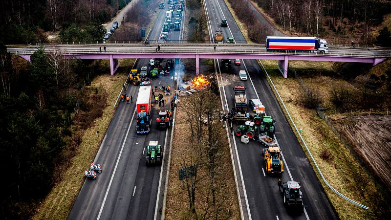 Los agricultores europeos mantienen las protestas y los cortes de carreteras