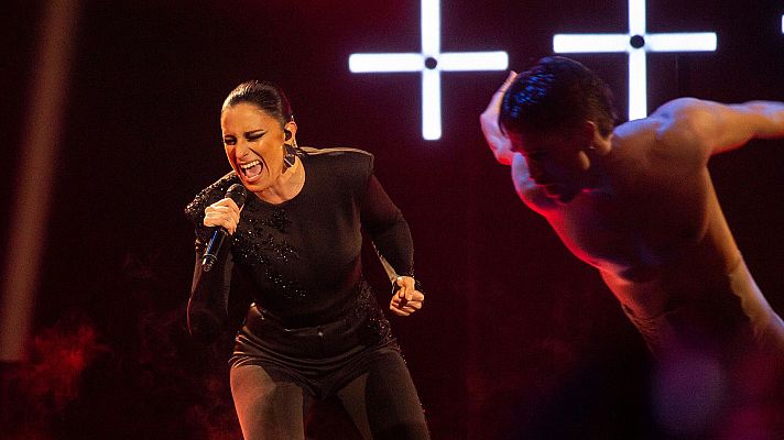 María Peláe canta “Remitente” en la final