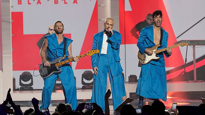 Miss Caffeina canta "Bla bla bla" en la final