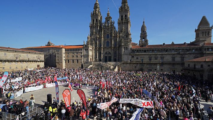 Miles de personas se manifiestan en Santiago a favor de la sanidad pública