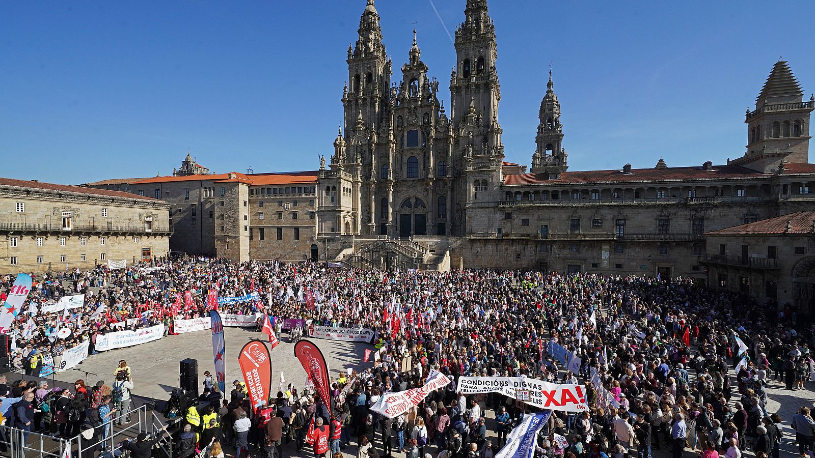 Miles de personas se manifiestan en Santiago a favor de la sanidad pública