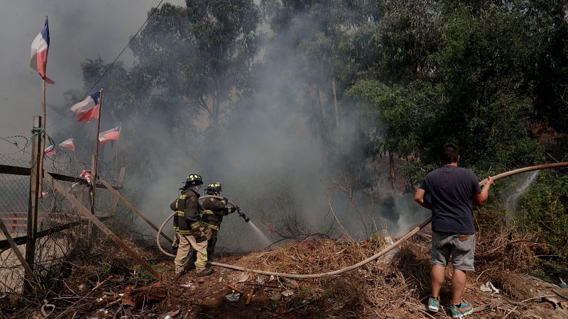 Claudio Mac-Lean, bombero chileno: "Hay casi 200 personas desaparecidas que probablemente van a incrementar el número de fallecidos"