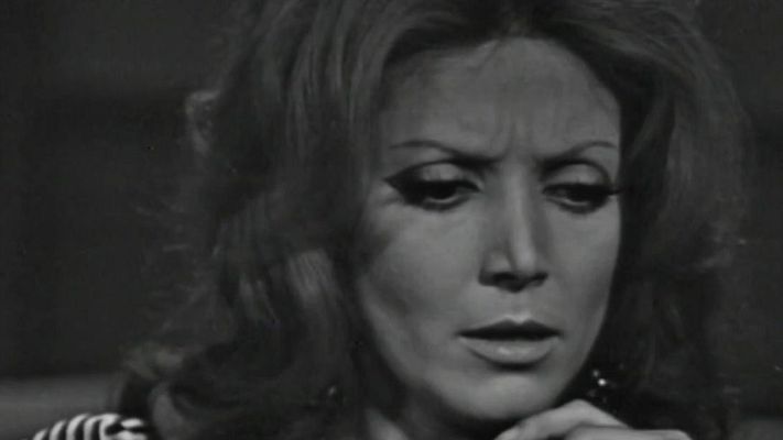 Estudio 1 - Eloísa está debajo de un almendro